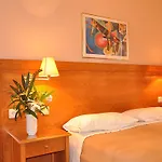 Hotel Bretagne 2*